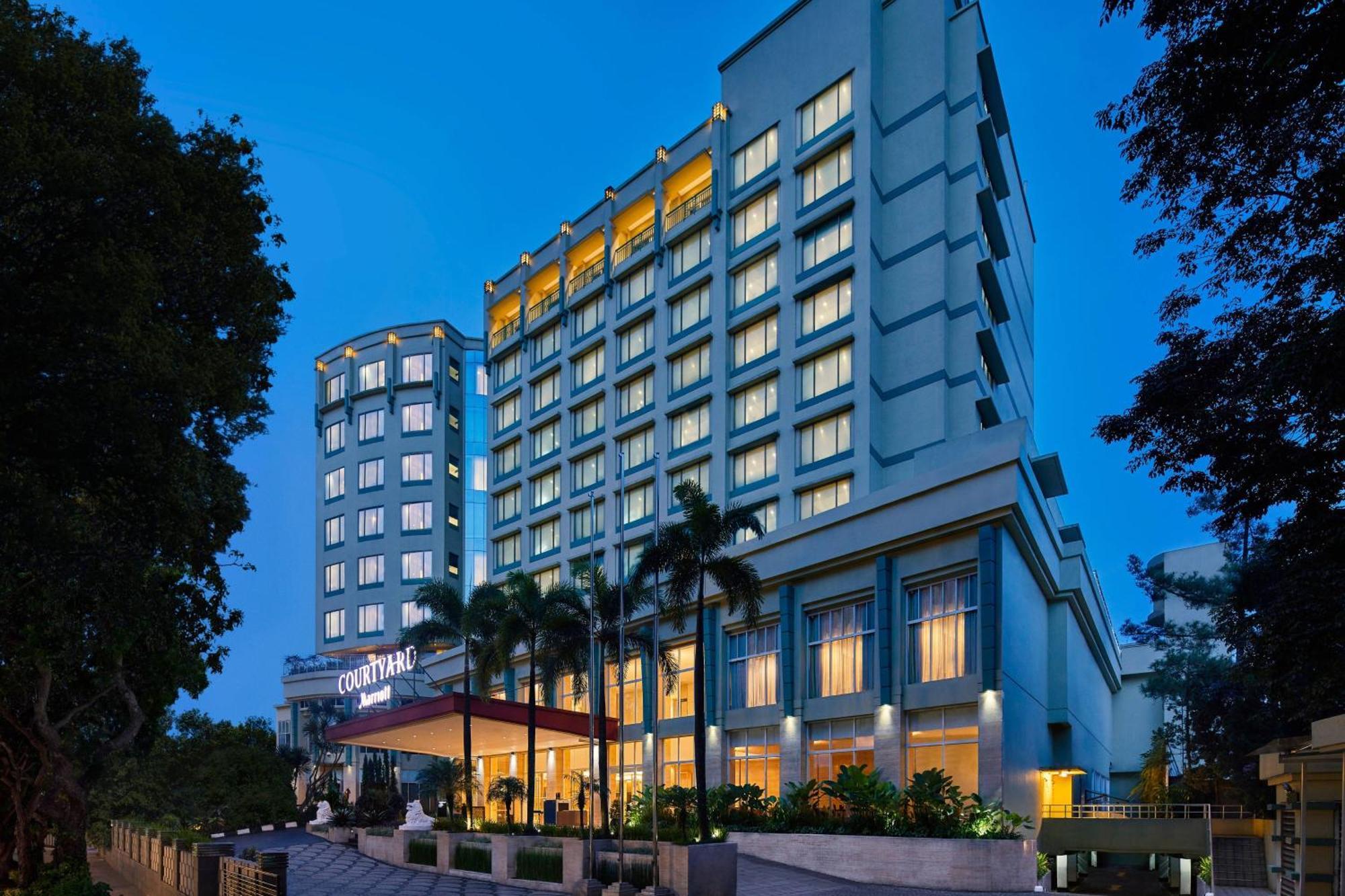 Courtyard By Marriott Bandung Dago Hotel Exterior photo